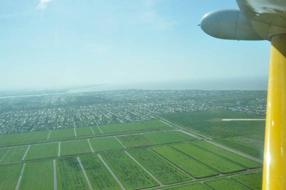 Sobrevoando Georgetown e seu cinturão verde, na Guiana
